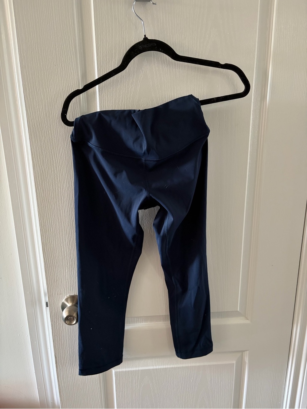 Lululemon women 21 inch cropped Navy Leggings — Comfortable Everyday Stretch